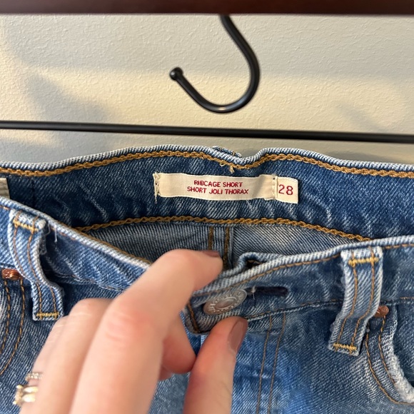 Levi’s Like New Ribcage Jean Shorts - Picture 2 of 2